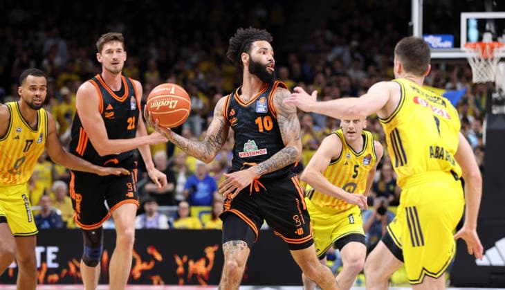 Lars Thiemann, Tevin Brown on the ball, Jonas Mattisseck duel Game scene Action Sport Basketball BBL Bundesliga Mens Play Off Quarter-final 5 Game Season 2025 2026 27 05 2026 ALBA Berlin vs SC Rasta Vechta