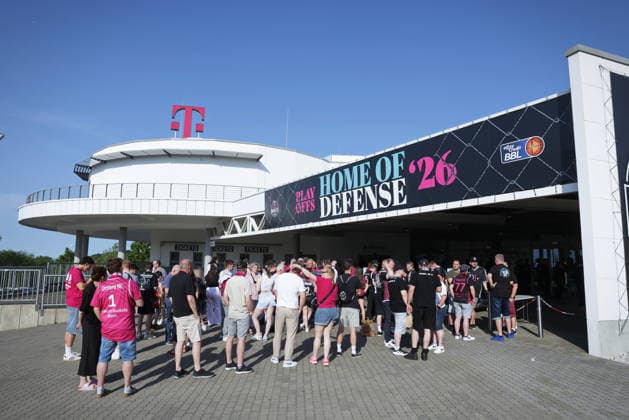 Telekom Dome von außen (aussen) vor dem Spiel Telekom Baskets Bonn vs. Fitness First Würzburg (Wuerzburg) Baskets Playoffs Viertelfinale Spiel 5 - Saison 2025 26 *** Telekom Dome from outside before the game Telekom Baskets Bonn vs Fitness First Würzburg Wuerzburg Baskets Playoffs Quarterfinals Game 5 Season 2025 26