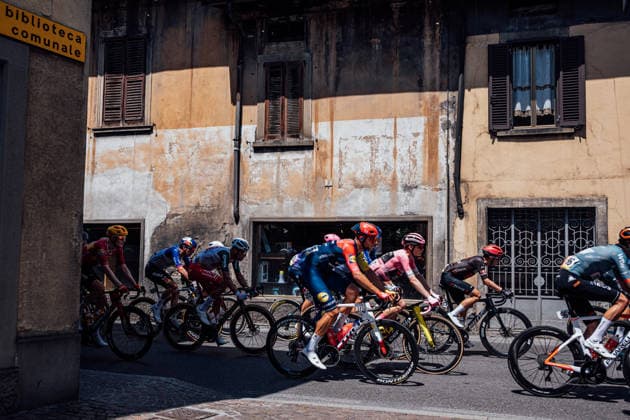 2026 Giro d Italia Stage 17 Picture by Zac Williams SWpix.com - 27 05 2026 - Cycling - 2026 Giro d Italia - Stage 17 - Cassano d Adda to Andalo - Jonas Vingegaard, Visma Lease a Bike. Copyright: x xSWpix.comx(t axPhotographyxHubxLtd)xZacxWilliams SWpix.comx SWP-2645