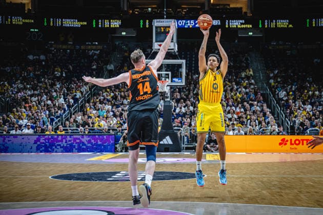 Basketball Berlin 27 05 2026 Season 2025 2026 EasyCredit BBL 1 Bundesliga Men, Men Playoffs Quarterfinals Game 5 Alba Berlin RASTA Vechta Michael Rataj Alba Berlin, No 21 Philipp Herkenhoff Vechta, No 14