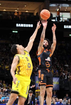 Michael Rataj, Tevin Brown duel Match scene Action Sport Basketball Basketball BBL Bundesliga Mens Play Off Quarter-final 5 Match Season 2025 2026 27 05 2026 ALBA Berlin vs SC Rasta Vechta