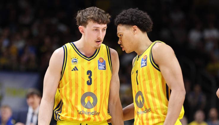 Alex O Connell talks to Jack Kayil Action Upper Body Sports Basketball BBL Bundesliga Mens Play Off Quarter Final 5 Match Season 2025 2026 27 05 2026 ALBA Berlin vs SC Rasta Vechta