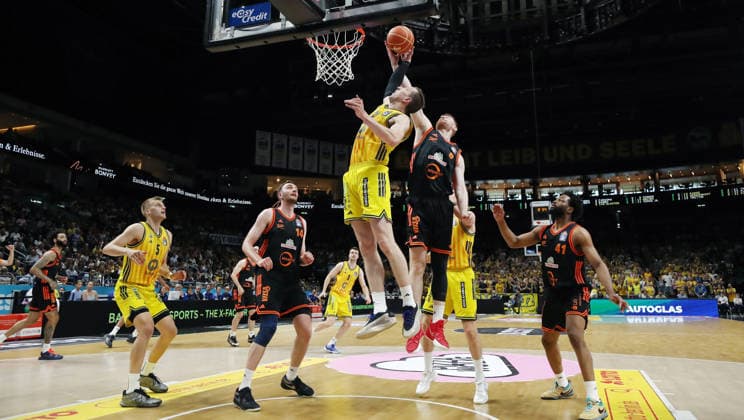 Justin Bean, Luc van Slooten duel Match scene Action Sport Basketball BBL Bundesliga Mens Play Off Quarter-final 5 Match Season 2025 2026 27 05 2026 ALBA Berlin vs SC Rasta Vechta