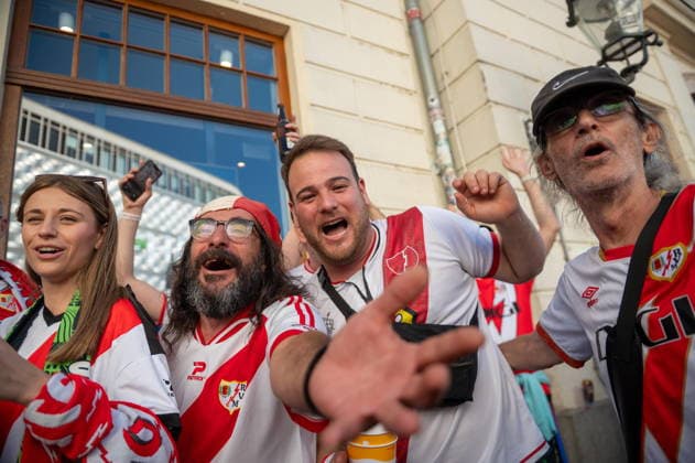 2026.05.27 Lipsk pilka nozna Final Liga Konferencji Europy sezon 2025 2026 Crystal Palace - Rayo Vallecano N z Kibice Rayo Vallecano przed meczem w Lipsku Foto Gleb Soboliev PressFocus 2026.05.27 Leipzig Football - Final UEFA Conference League 2025 2026 Crystal Palace - Rayo Vallecano Rayo Vallecano fans before the match in Leipzig Credit: Gleb Soboliev PressFocus NEWSPIX.PL --- newspix.pl 