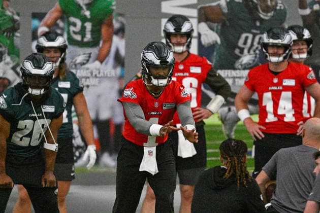 Philadelphia, PA - MAY 27: Philadelphia Eagles quarterback Jalen Hurts 1 prepares to throw the ball during the Philadelphia Eagles OTA workout on May 27th, 2026 at the NovaCare Complex in Philadelphia, PA. (Photo by Terence Lewis Icon Sportswire) NFL, American Football Herren, USA MAY 27 Philadelphia Eagles OTA EDITORIAL USE ONLY Icon260527014