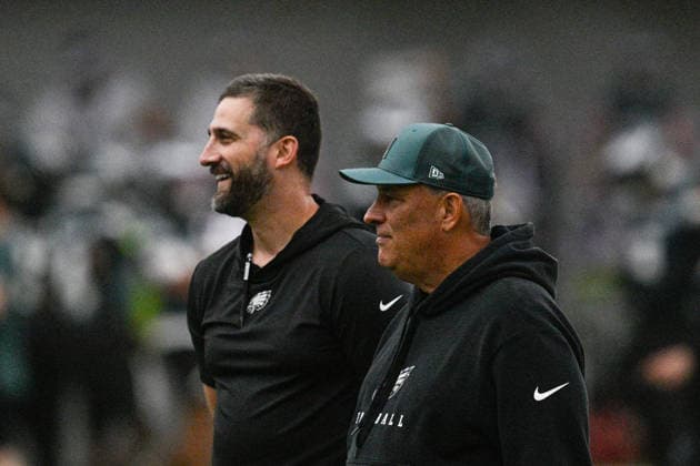 Philadelphia, PA- MAY 27: Philadelphia Eagles head coach Nick Sirianni and Philadelphia Eagles defensive coordinator Vic Fangio during the Philadelphia Eagles OTA workout on May 27th, 2026 at the NovaCare Complex in Philadelphia, PA. (Photo by Terence Lewis Icon Sportswire) NFL, American Football Herren, USA MAY 27 Philadelphia Eagles OTA EDITORIAL USE ONLY Icon260527017