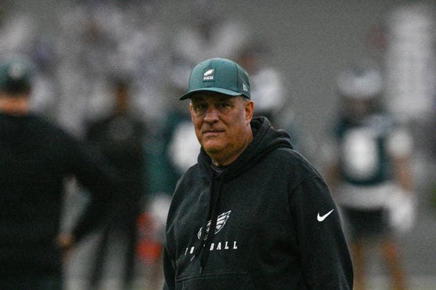 Philadelphia, PA- MAY 27: Philadelphia Eagles defensive coordinator Vic Fangio looks on during the Philadelphia Eagles OTA workout on May 27th, 2026 at the NovaCare Complex in Philadelphia, PA. (Photo by Terence Lewis Icon Sportswire) NFL, American Football Herren, USA MAY 27 Philadelphia Eagles OTA EDITORIAL USE ONLY Icon260527018