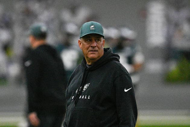Philadelphia, PA - MAY 27: Philadelphia Eagles defensive coordinator Vic Fangio looks on during the Philadelphia Eagles OTA workout on May 27th, 2026 at the NovaCare Complex in Philadelphia, PA. (Photo by Terence Lewis Icon Sportswire) NFL, American Football Herren, USA MAY 27 Philadelphia Eagles OTA EDITORIAL USE ONLY Icon260527019