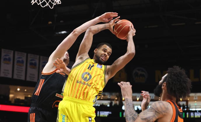 Tibor Pleiß, Norris Agbakoko on the ball duel Match scene Action Sport Basketball BBL Bundesliga Mens Play Off Quarter-final 5 Match Season 2025 2026 27 05 2026 ALBA Berlin vs SC Rasta Vechta