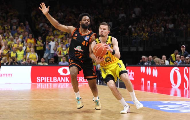 Lloyd Pandi, Martin Hermannsson on the ball duel Match scene Action Sport Basketball BBL Bundesliga Mens Play Off Quarter-final 5 Match Season 2025 2026 27 05 2026 ALBA Berlin vs SC Rasta Vechta