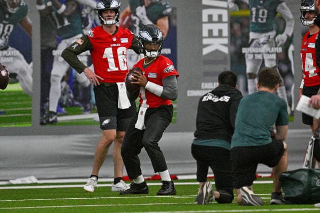 Philadelphia, PA - MAY 27: Philadelphia Eagles quarterback Jalen Hurts 1 prepares to throw the ball during the Philadelphia Eagles OTA workout on May 27th, 2026 at the NovaCare Complex in Philadelphia, PA. (Photo by Terence Lewis Icon Sportswire) NFL, American Football Herren, USA MAY 27 Philadelphia Eagles OTA EDITORIAL USE ONLY Icon260527023