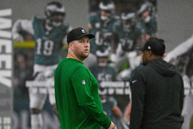 Philadelphia, PA - MAY 27: Philadelphia Eagles offensive coordinator Sean Mannion is shown during the Philadelphia Eagles OTA workout on May 27th, 2026 at the NovaCare Complex in Philadelphia, PA. (Photo by Terence Lewis Icon Sportswire) NFL, American Football Herren, USA MAY 27 Philadelphia Eagles OTA EDITORIAL USE ONLY Icon260527024
