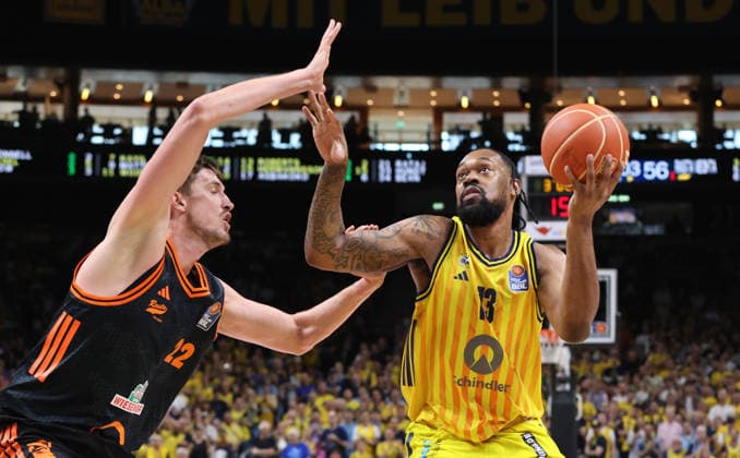 Tibor Pleiß, J Wan Roberts on the ball duel Game scene Action Sport Basketball BBL Bundesliga Mens Play Off Quarter-final 5 Game Season 2025 2026 27 05 2026 ALBA Berlin vs SC Rasta Vechta