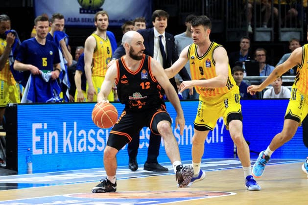 DEU, easyCredit BBL, ALBA vs Rasta Vechta, 27 05 2026, Uber Arena, Berlin, DEU, easyCredit BBL, ALBA vs Rasta Vechta, pictured JONAS MATTISSECK ALBA Berlin 9 , Tommy Kuhse RASTA Vechta 12 , ALBA players bench nordphotoxGmbHx xEngler nph00076
