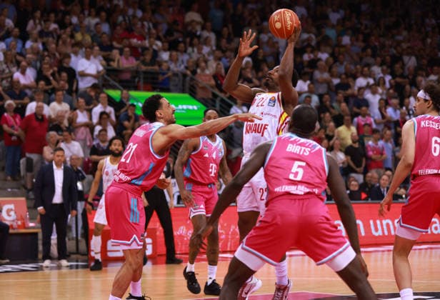 Johnathan Stove Würzburg throws against Joel Aminu Bonn, L , Bonn, Germany, 27 05 2026, Basketball Bundesliga, 5 Quarterfinals, Telekom Baskets Bonn vs Fitness First Würzburg Baskets