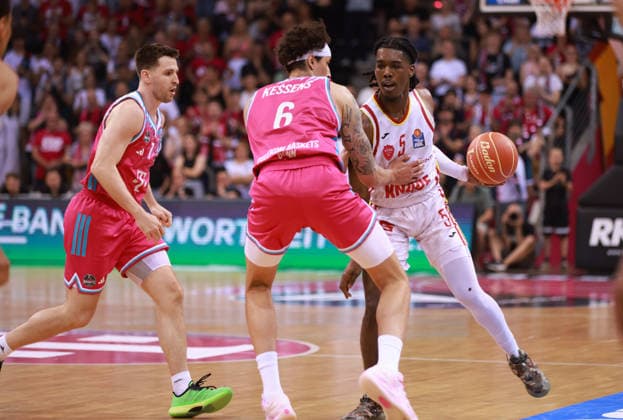 Marcus Carr Würzburg on the ball against Michael Kessens Bonn with Grayson Murphy Bonn, L , Bonn, Germany, 27 05 2026, Basketball Bundesliga, 5 Quarterfinals, Telekom Baskets Bonn vs Fitness First Würzburg Baskets