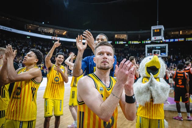 Basketball Berlin 27.05.2026 Saison 2025 2026 EasyCredit BBL 1. Bundesliga Männer, Herren Playoffs Viertelfinale Spiel 5 Alba Berlin - RASTA Vechta Jubel Alba Martin Hermannsson (Alba Berlin, No.15) *** Basketball Berlin 27 05 2026 Season 2025 2026 EasyCredit BBL 1 Bundesliga Men, Men Playoffs Quarterfinals Game 5 Alba Berlin RASTA Vechta Cheers Alba Martin Hermannsson Alba Berlin, No 15