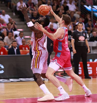 Eddy Edigin Jr Würzburg, L vs Patrick Heckmann Bonn , Bonn, Germany, 27 05 2026, Basketball Bundesliga, 5 Quarterfinals, Telekom Baskets Bonn vs Fitness First Würzburg Baskets