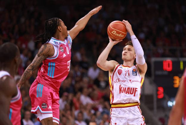 Brae Ivey Würzburg on the ball against Jalen Finch Bonn , Bonn, Germany, 27 05 2026, Basketball Bundesliga, 5 Quarterfinals, Telekom Baskets Bonn vs Fitness First Würzburg Baskets