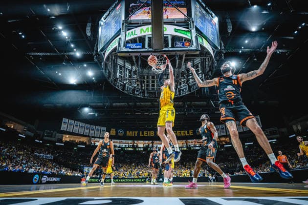 Basketball Berlin 27 05 2026 Season 2025 2026 EasyCredit BBL 1 Bundesliga Men, Men Playoffs Quarterfinals Game 5 Alba Berlin RASTA Vechta Justin Bean Alba Berlin, No 34 Tevin Brown Vechta, No 10