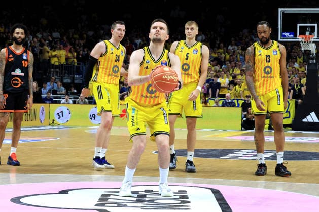 DEU, easyCredit BBL, ALBA vs Rasta Vechta, 27 05 2026, Uber Arena, Berlin, DEU, easyCredit BBL, ALBA vs Rasta Vechta, in the picture free throw by Martin Hermannsson ALBA Berlin 15 , ALBA players circle nordphotoxGmbHx xEngler nph00076