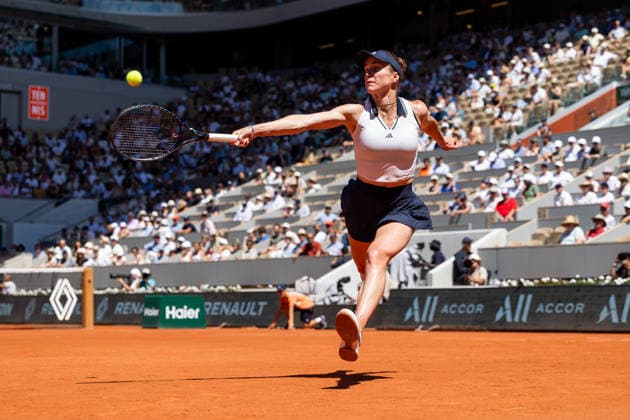 Paris, France - May 27: Elina Svitolina of Ukraine with a backhand against Kaitlin Quevedo of Spain during Day Four of the 2026 French Open at Roland Garros on May 27, 2026 in Paris, France. (Photo by Pauline FIGUET SPP)  Copyright: xPaulinexFIGUETx xSPPx Sportspressphoto_SPR155499
