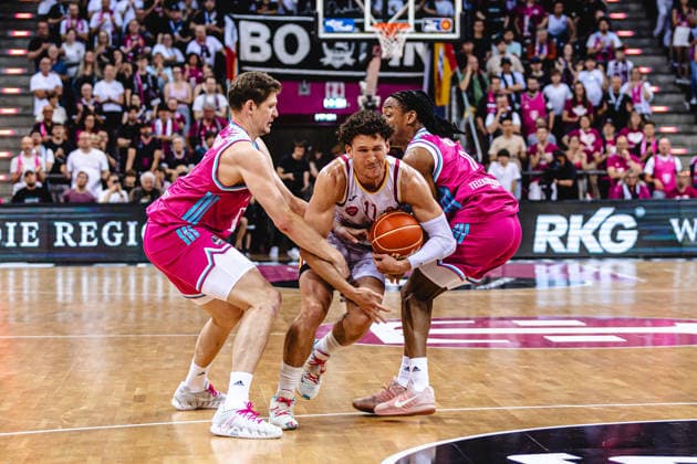 easyCredit Basketball Bundesliga, 5 Playoff Quarterfinals Telekom Baskets Bonn vs Fitness First Baskets Würzburg, 27 05 2026 Eyes closed and through Brae Ivey Würzburg 11 vs Jalen Finch Telekom Baskets Bonn 0 and Patrick Heckmann Telekom Baskets Bonn 33 easyCredit Basketball Bundesliga, 5 Playoff Quarterfinals Telekom Baskets Bonn vs Fitness First Baskets Würzburg, 27 05 2026, Telekom Dome Bonn Copyright: xBEAUTIFULxSPORTS Derixx