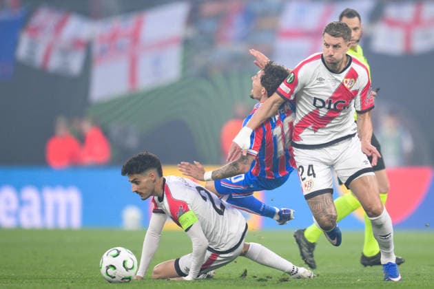 Soccer, UEFA Conference League Final, 20260527, Crystal Palace Rayo Vallecano Pictured from l Oscar VALENTIN Rayo, 23 , Yeremy PINO Crystal, 10 , Florian LEJEUNE Rayo, 24 xA xA Leipzig Red Bull Arena Saxony Germany Copyright: Passion2Press MarkusxFischerx