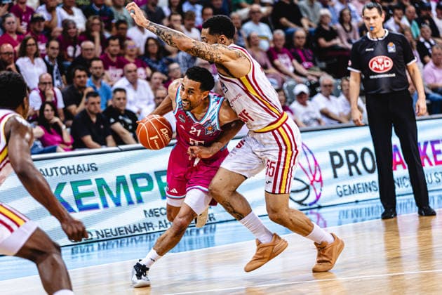easyCredit Basketball Bundesliga, 5 Playoff Quarterfinals Telekom Baskets Bonn vs Fitness First Baskets Würzburg, 27 05 2026 Joel Aminu Telekom Baskets Bonn 21 and David Muenkat Würzburg 55 easyCredit Basketball Bundesliga, 5 Playoff Quarterfinals Telekom Baskets Bonn vs Fitness First Baskets Würzburg, 27 05 2026, Telekom Dome Bonn Copyright: xBEAUTIFULxSPORTS Derixx