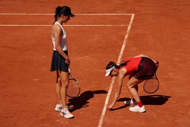 Xinyu Wang of China and Tamara Korpatsch of Germany argue a line call on the same side of the court French Open Tennis, Day Four, Tennis, Roland Garros, Paris, France - 27 May 2026Paris Roland Garros France EDITORIAL USE ONLY No use with unauthorised audio, video, data, fixture lists, club league logos or live services. Online in-match use limited to 120 images, no video emulation. No use in betting, games or single club league player publications.  Copyright: xEllaxLing Shutterstockx 16898262dt