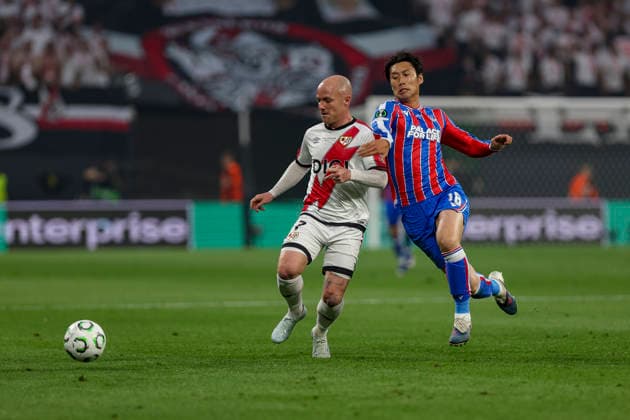 27 05 2026, EUR, Football, Men, Conference League Final, Season 2025 2026, Crytsal Palace F C Rayo Vallecano de Madrid Isi Palazon Rayo Vallecano, 7 and Daichi Kamada Crystal Palace, 18 in the fight for the ball Leipzig Leipzig Stadium Saxony Germany Copyright: xAdrianxSchlüterx