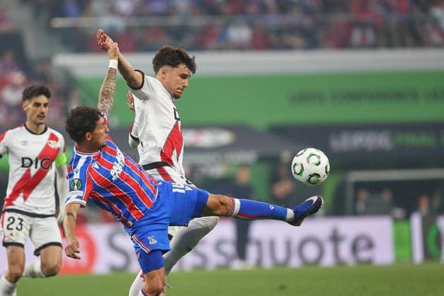 Leipzig, Saxony, Germany, 27 05 2026 Red Bull Arena Final UEFA Conference League Crystal Palace Rayo Vallecano Yeremy Pino 10, Crystal Palace and Andrei Ratiu 2, Rayo Vallecano in a duel, left in the background Oscar Valentin 23, Rayo Vallecano Copyright: xdtsxNachrichtenagenturx dts_120885