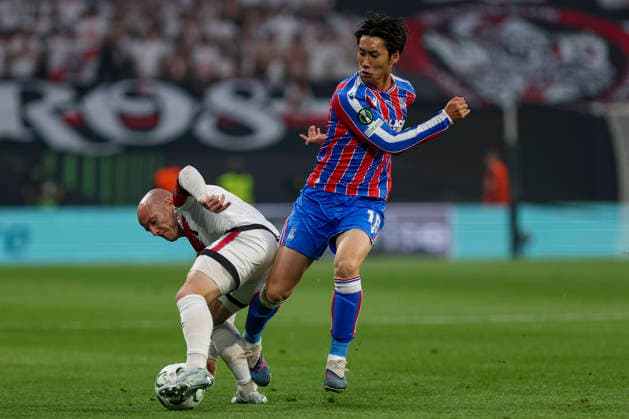 27 05 2026, EUR, Football, Men, Conference League Final, Season 2025 2026, Crytsal Palace F C Rayo Vallecano de Madrid Isi Palazon Rayo Vallecano, 7 and Daichi Kamada Crystal Palace, 18 in the fight for the ball Leipzig Leipzig Stadium Saxony Germany Copyright: xAdrianxSchlüterx