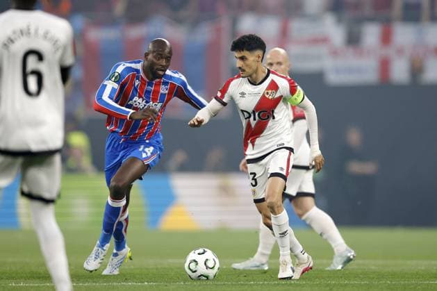 LEIPZIG - (l-r) Jean-Philippe Mateta of Crystal Palace FC, Oscar Valentin of Rayo Vallecano de Madrid during the UEFA Conference League final between Crystal Palace FC and Rayo Vallecano de Madrid at the Leipzig Arena on May 27, 2026 in Leipzig, Germany. MAURICE VAN STEEN ANP UEFA Conference League - FINAL 2025-2026 xVIxANPxSportx xMauricexvanxSteenxIVx 559462587 originalFilename: 559462587.jpg