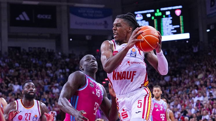 27 05 2026, xydrx, Basketball, easyCredit Basketball Bundesliga, Playoffs, Quarterfinals Game 5, Telekom Baskets Bonn Fitness First Wuerzburg Baskets, Telekom Dome Bonn Kur Jongkuch Telekom Baskets Bonn, 15 in duel against Marcus Carr Fitness First Wuerzburg Baskets, 5 Copyright: HMBxMedia YannisxDreimann