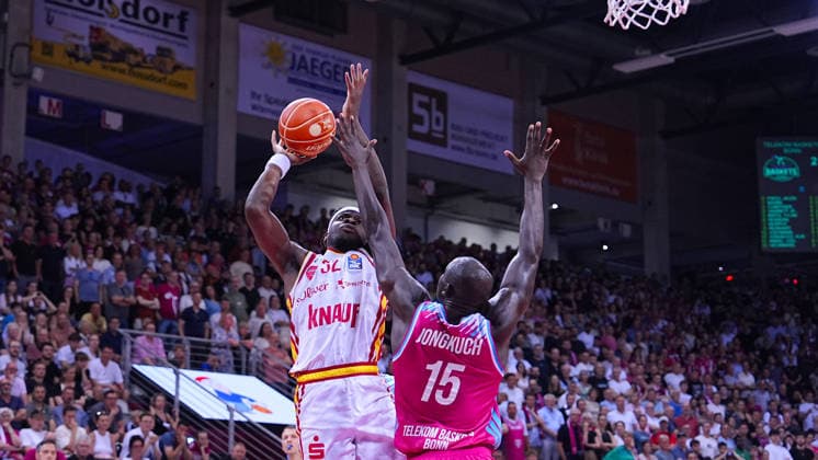 27 05 2026, xydrx, basketball, easyCredit Basketball Bundesliga, playoffs, quarter-final game 5, Telekom Baskets Bonn Fitness First Würzburg Baskets, Telekom Dome Bonn Charles Thompson Fitness First Wuerzburg Baskets, 32 in duel against Kur Jongkuch Telekom Baskets Bonn, 15 Copyright: HMBxMedia YannisxDreimann