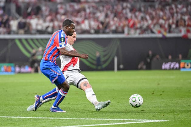 Tyrick Mitchell Crystal Palace and Isi Palazon Rayo Vallecano battle for the ball during the UEFA Conference League Final 2026 match between Crystal Palace FC and Rayo Vallecano de Madrid at Football Arena Leipzig on May 27, 2026 in Leipzig, Germany Photo by Harry Langer DeFodi Images