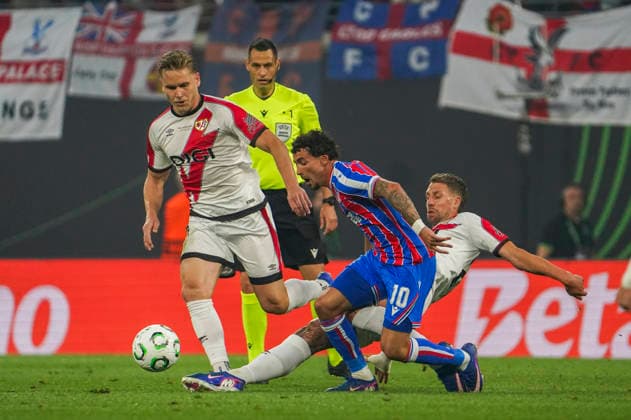 Germany Football UEFA Conference League Final 2025 2026 Crystal Palace vs Rayo Vallecano Red Bull Arena Leipzig one-on-one YÃ remy Pino Yeremy Pino Crystal Palace, 10 Florian Lejeune Rayo Vallecano, 24 Leipzig Copyright: xAymanxAlahmedx