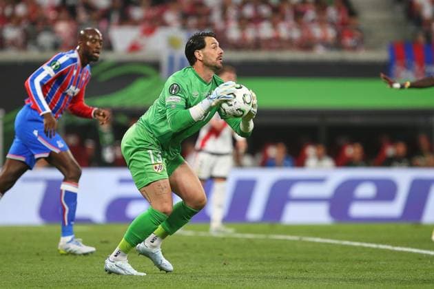 Leipzig, Saxony, Germany, 27 05 2026 Red Bull Arena Final UEFA Conference League Crystal Palace Rayo Vallecano Jean Philippe Mateta 14, Crystal Palace and goalkeeper Augusto Batalla 13, Rayo Vallecano Copyright: xdtsxNachrichtenagenturx dts_120892