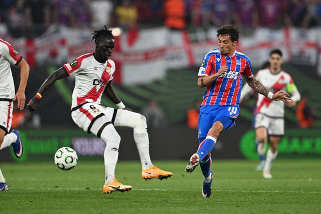 IPA85115826 - Yeremi Pino (Crystal Palace F.C.) against Pathe Ciss (Rayo Vallecano) during the UEFA Europe Conference 2026 final between Rayo Vallecano de Madrid vs. Crystal Palace F.C. on May 27th, 2026 at the Red Bull Arena, Leipzig, Germany  Copyright: xVincenzoxOrlando IPAxSportx xx 85115826