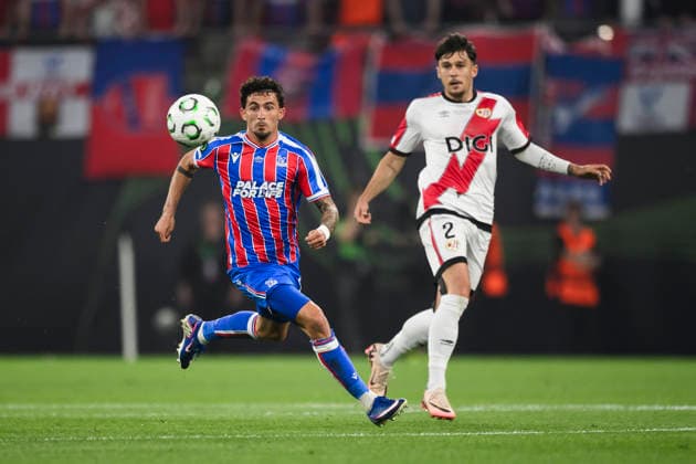 Crystal Palace FC v Rayo Vallecano de Madrid - UEFA Conference League Yeremy Pino of Crystal Palace FC is challenged by Andrei Ratiu of Rayo Vallecano de Madrid during the UEFA Conference League 2025 26 final football match between Crystal Palace FC and Rayo Vallecano de Madrid. Leipzig Germany Copyright: xNicolòxCampox
