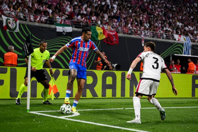 Crystal Palace FC v Rayo Vallecano de Madrid - UEFA Conference League Daniel Munoz of Crystal Palace FC is challenged by Pep Chavarria of Rayo Vallecano de Madrid during the UEFA Conference League 2025 26 final football match between Crystal Palace FC and Rayo Vallecano de Madrid. Leipzig Germany Copyright: xNicolòxCampox