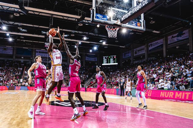 easyCredit Basketball Bundesliga, 5. Playoff-Viertelfinale: Telekom Baskets Bonn vs. Fitness First Baskets Würzburg, 27.05.2026 Charles Thompson (Würzburg 32) gegen ganz Bonn - easyCredit Basketball Bundesliga, 5. Playoff-Viertelfinale: Telekom Baskets Bonn vs. Fitness First Baskets Würzburg, 27.05.2026, Telekom Dome Bonn *** easyCredit Basketball Bundesliga, 5 Playoff Quarterfinals Telekom Baskets Bonn vs Fitness First Baskets Würzburg, 27 05 2026 Charles Thompson Würzburg 32 vs all Bonn easyCredit Basketball Bundesliga, 5 Playoff Quarterfinals Telekom Baskets Bonn vs Fitness First Baskets Würzburg, 27 05 2026, Telekom Dome Bonn Copyright: xBEAUTIFULxSPORTS Derixx