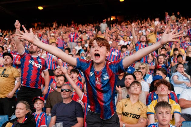 UEFA Conference League-Finale Vorführung 27. Mai 2026, London UEFA Conference League-Finale Vorführung Crystal Palace gegen Rayo Vallecano Crystal Palace-Fans reagieren Foto Jacques Feeney Abseits London UK  Copyright: xJacquesxFeeneyx xOffsidexOffside