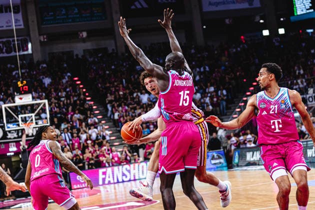 easyCredit Basketball Bundesliga, 5 Playoff Quarterfinals Telekom Baskets Bonn vs Fitness First Baskets Würzburg, 27 05 2026 Brae Ivey Würzburg 11 smashed by Kur Jongkuch Telekom Baskets Bonn 15 easyCredit Basketball Bundesliga, 5 Playoff Quarterfinals Telekom Baskets Bonn vs Fitness First Baskets Würzburg, 27 05 2026, Telekom Dome Bonn Copyright: xBEAUTIFULxSPORTS Derixx