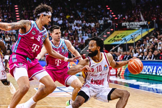 easyCredit Basketball Bundesliga, 5 Playoff Quarterfinals Telekom Baskets Bonn vs Fitness First Baskets Würzburg, 27 05 2026 Davion Mintz Würzburg 10 vs Michael Kessens Telekom Baskets Bonn 6 and Grayson Murphy Telekom Baskets Bonn 7 easyCredit Basketball Bundesliga, 5 Playoff Quarterfinals Telekom Baskets Bonn vs Fitness First Baskets Würzburg, 27 05 2026, Telekom Dome Bonn Copyright: xBEAUTIFULxSPORTS Derixx