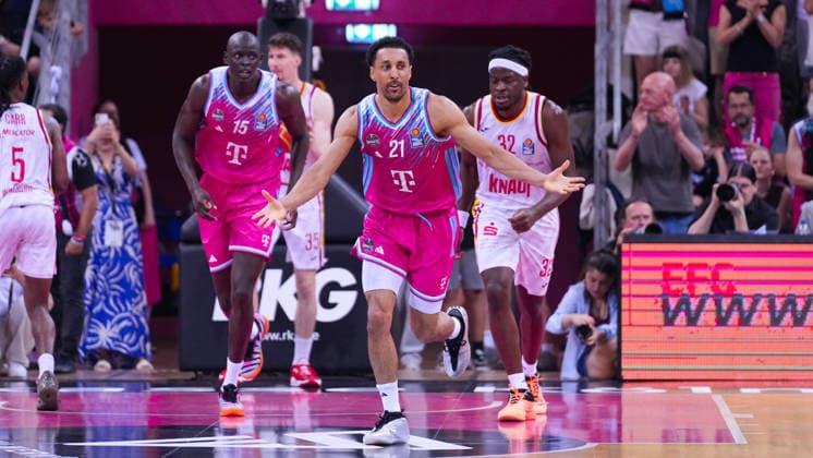 27 05 2026, xydrx, basketball, easyCredit Basketball Bundesliga, playoffs, quarter-final game 5, Telekom Baskets Bonn Fitness First Würzburg Baskets, Telekom Dome Bonn Joel Aminu Telekom Baskets Bonn, 21 cheering Copyright: HMBxMedia YannisxDreimann