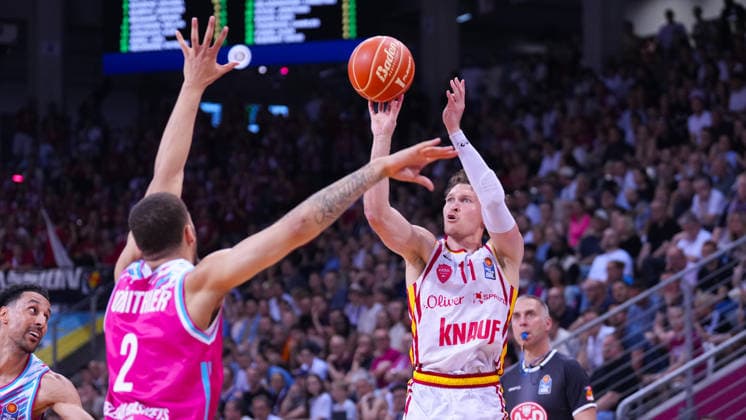 27 05 2026, xydrx, Basketball, easyCredit Basketball Bundesliga, Playoffs, Quarterfinals Game 5, Telekom Baskets Bonn Fitness First Wuerzburg Baskets, Telekom Dome Bonn Alijah Comithier Telekom Baskets Bonn, 2 in duel against Brae Ivey Fitness First Wuerzburg Baskets, 11 Copyright: HMBxMedia YannisxDreimann