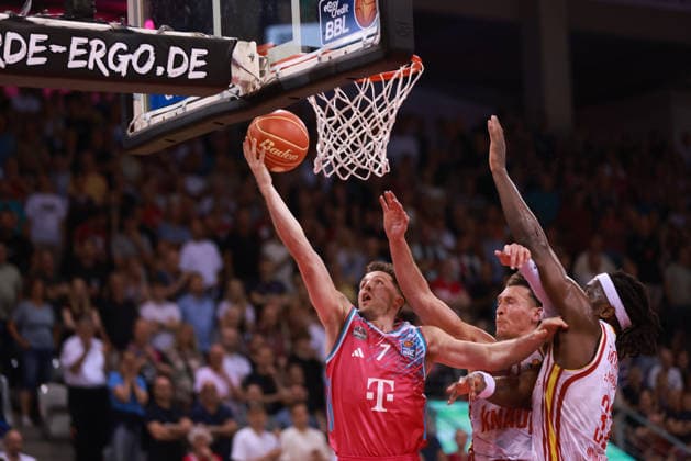 Grayson Murphy Bonn on the ball under the basket against Brae Ivey Würzburg and Charles Thompson Würzburg , Bonn, Germany, 27 05 2026, Basketball Bundesliga, 5 Quarterfinals, Telekom Baskets Bonn vs Fitness First Würzburg Baskets