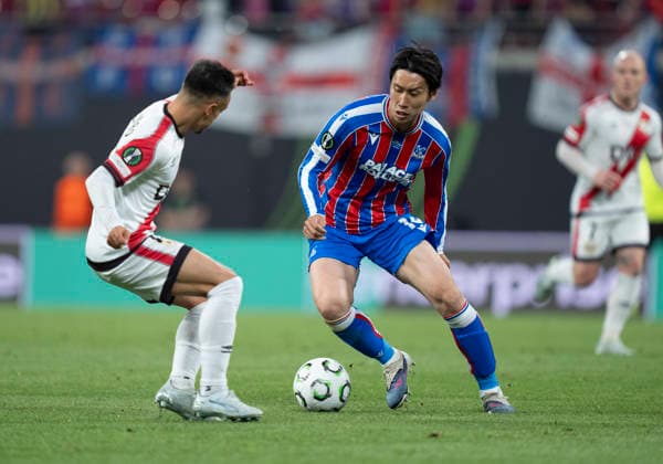 Duel between Daichi Kamada Crystal Palace, 18 and Unai Lopez Rayo Vallecano, 17 Crystal Palace Rayo Vallecano, Football, Final UEFA Conference League 2026, Leipzig Stadium, Leipzig DFL regulations prohibit any use of photographs as image sequences and or quasi video Copyright: HMBxMedia xMarcoxBader